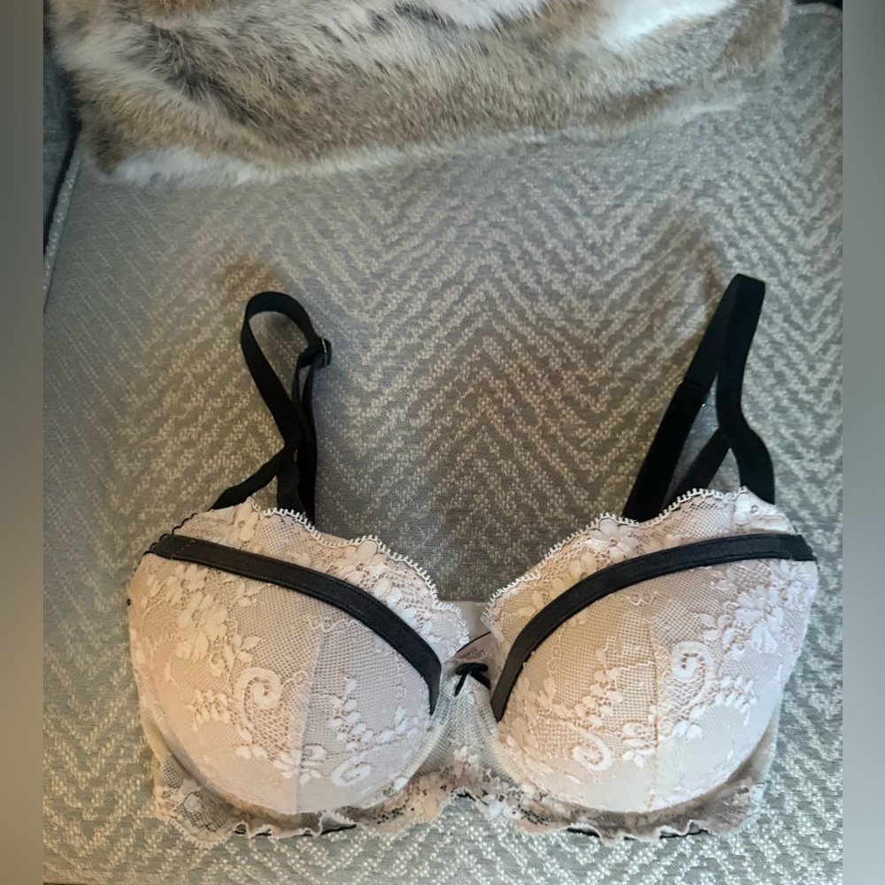 2 Victoria's Secret Bras for a great price!🎁
Each $10, both $18 - Picture 12 of 16